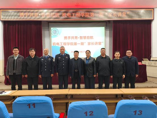 一群人站在桌子前摆拍AI 生成的内容可能不正确。